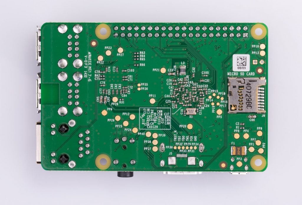 Raspberry Pi Model B+ сзади, слот для карт памяти SD справа