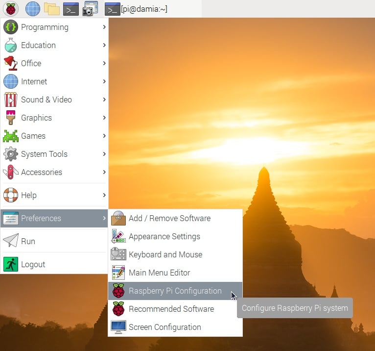 Raspberry Pi OS Desktop、OSメニューとRaspberry Pi Configurationを表示しています。