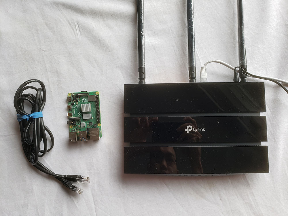 Кабель Ethernet, Raspberry Pi и маршрутизатор для настройки PiVPN