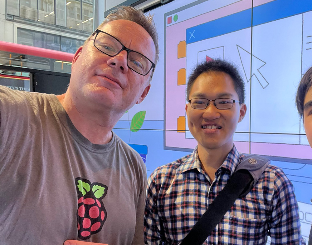 Raspberry Pi maker in residence toby roberts と作家 xuyun zeng 氏。