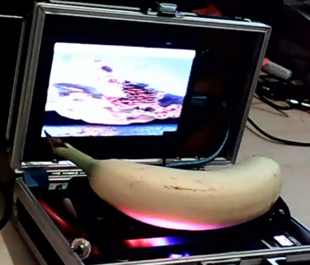 Cyberdeck met banaan voor schaal
