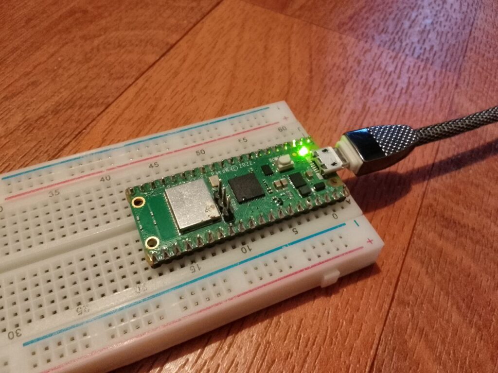 Una Raspberry Pi Pico en una protoboard